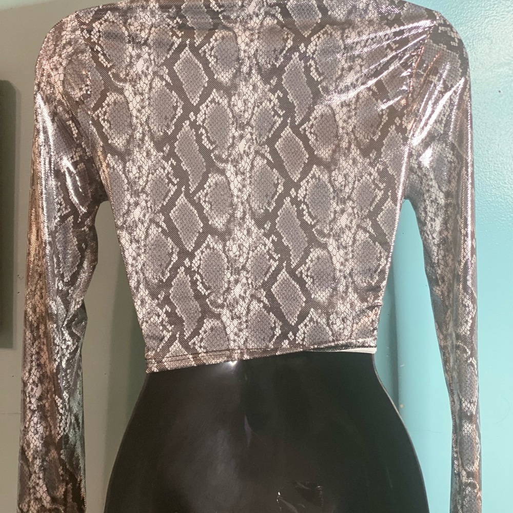 5 for $20 Tops Bundle Metallic criss cross design top - Picture 3 of 4